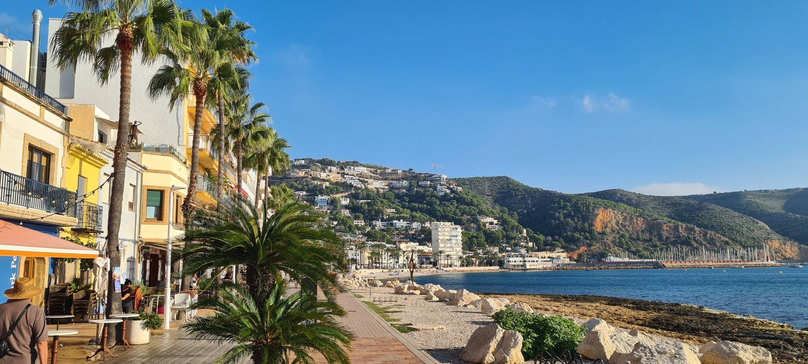 Strandpromenade von Xàbia mit Blick auf die Bucht